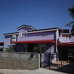 Viola מלון דירות 4*